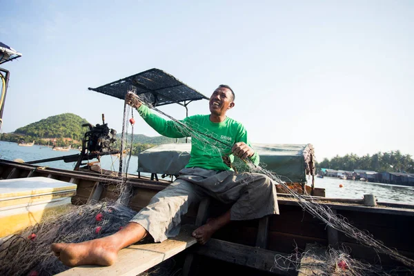 Koh Yao, Tayland; 1 Ocak 2023: Koh Yao balıkçı köyünde balık yakalamak için ağlar hazırlayan balıkçı.