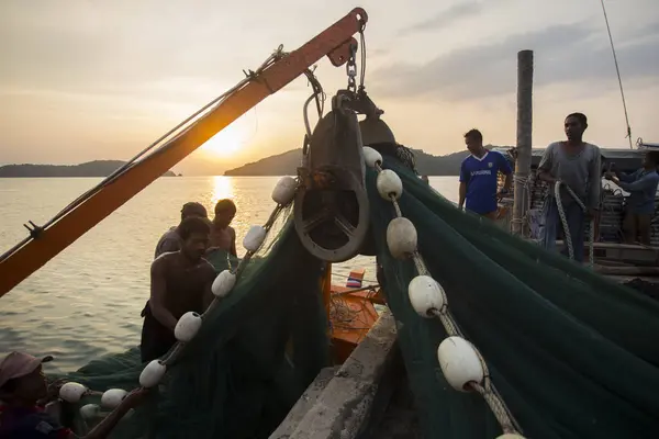 Koh Yao Thailand 1St January 2023 Fishermen Unloading Day Catch — Stock Photo, Image