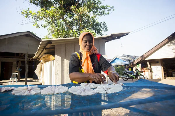 Koh Yao Tailandia Enero 2023 Mujer Limpiando Preparando Calamares Para —  Fotos de Stock