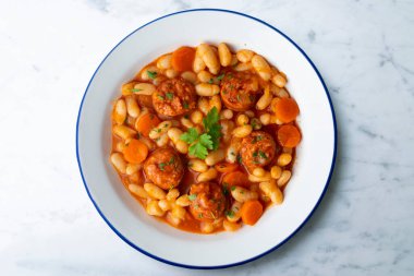 Sucuklu fasulye güveci. Ülkenin kuzeyindeki Asturias bölgesinden geleneksel İspanyol gastronomisi..