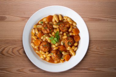 Sucuklu fasulye güveci. Ülkenin kuzeyindeki Asturias bölgesinden geleneksel İspanyol gastronomisi..