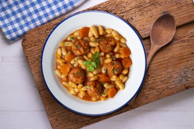 Sucuklu fasulye güveci. Ülkenin kuzeyindeki Asturias bölgesinden geleneksel İspanyol gastronomisi..