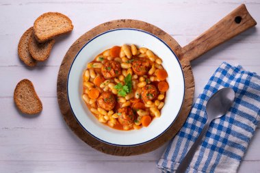 Sucuklu fasulye güveci. Ülkenin kuzeyindeki Asturias bölgesinden geleneksel İspanyol gastronomisi..
