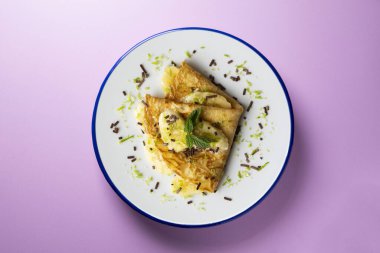 Limon suyunda marine edilmiş muz parçalarıyla dolu krep..