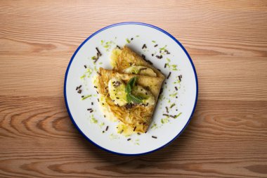 Limon suyunda marine edilmiş muz parçalarıyla dolu krep..