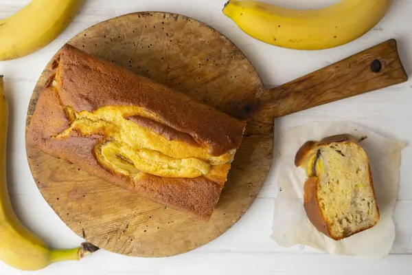 Банановый Торт Банановый Хлеб Удлиненной Плесенью Украшенный Красными Ягодами — стоковое фото