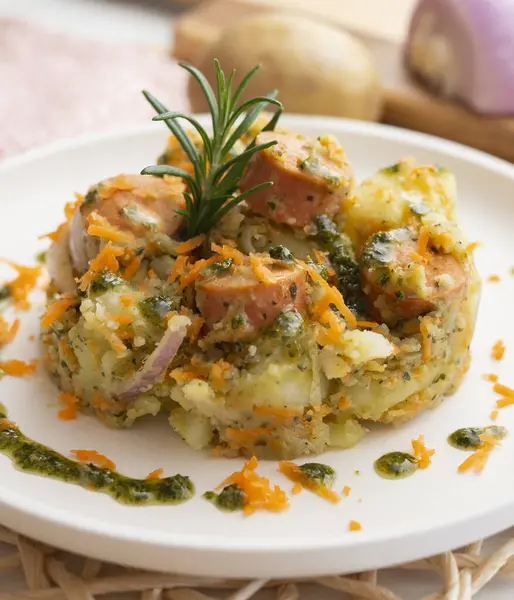 配土豆 洋葱和绿豆的香肠沙拉 — 图库照片