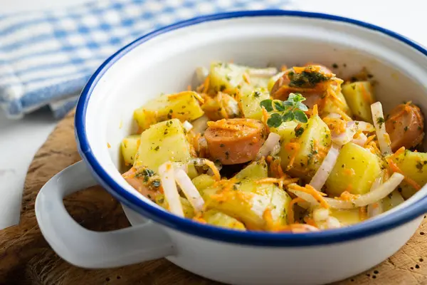 Wurstsalat Mit Kartoffeln Zwiebeln Und Grünem Pesto — Stockfoto