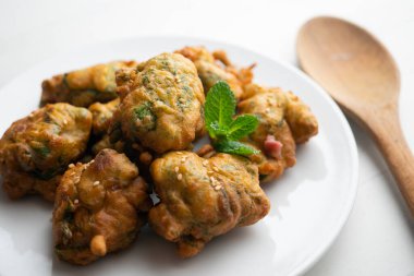 Jambon ve ıspanaklı kızarmış börek.