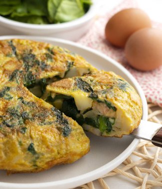 Karides ve ıspanaklı İspanyol patates omleti. Geleneksel İspanyol tapası.