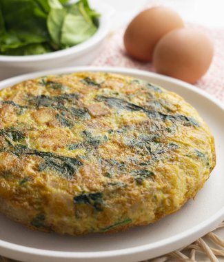 Karides ve ıspanaklı İspanyol patates omleti. Geleneksel İspanyol tapası.