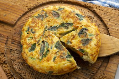 Karides ve ıspanaklı İspanyol patates omleti. Geleneksel İspanyol tapası.