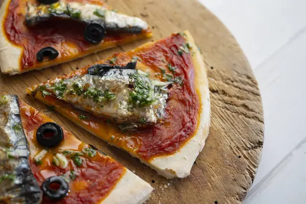 Neapolitanische Pizza Mit Tomaten Und Sardinen — Stockfoto