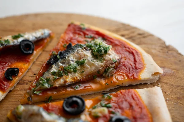 带有西红柿和沙丁鱼的那不勒斯披萨 — 图库照片