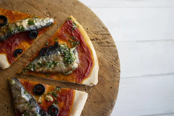 Domatesli Sardalyalı Napoli Pizzası — Stok fotoğraf