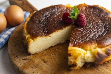 Ahşap bir tahtada ahududu ile servis edilen mascarpone ile yapılan cheesecake..