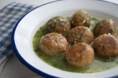 Yeşil maydanoz soslu somon köftesi. Geleneksel İspanyol tapa tarifi.