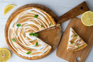 Limonlu turta, kısa kabuklu ya da limonlu pasta tabanlı bir pastadır. Bu pasta genellikle bir kremayla tamamlanır.