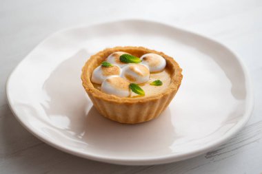 Limonlu turta, kısa kabuklu ya da limonlu pasta tabanlı bir pastadır. Bu pasta genellikle bir kremayla tamamlanır.