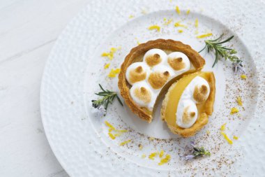 Limonlu turta, kısa kabuklu ya da limonlu pasta tabanlı bir pastadır. Bu pasta genellikle bir kremayla tamamlanır.