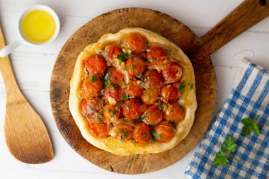 Kiraz domatesli ve soğanlı tarte tatin..