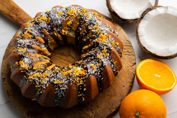 Oranje Kokosnoot Cake Gemaakt Met Een Ronde Mal Bedekt Met — Stockfoto