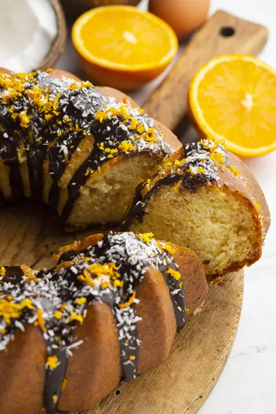 Oranje Kokosnoot Cake Gemaakt Met Een Ronde Mal Bedekt Met — Stockfoto