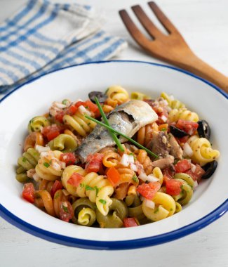 Sebzeli ve sardalyalı taze makarna..