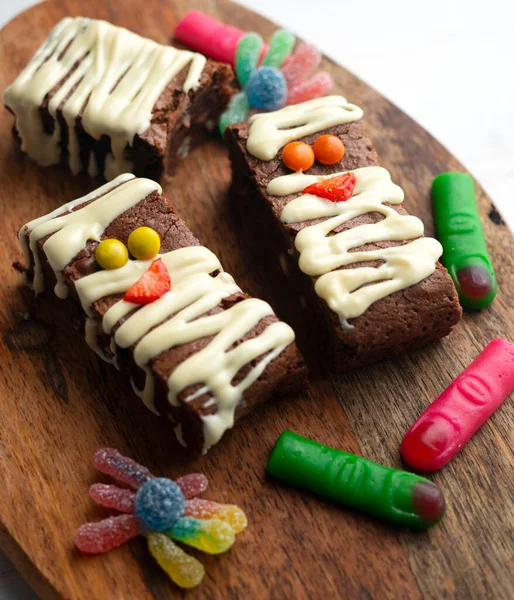 Chokladbrownie Dekorerad Som Halloweenmumie Dekorerad Med Vit Choklad Och Färgade — Stockfoto