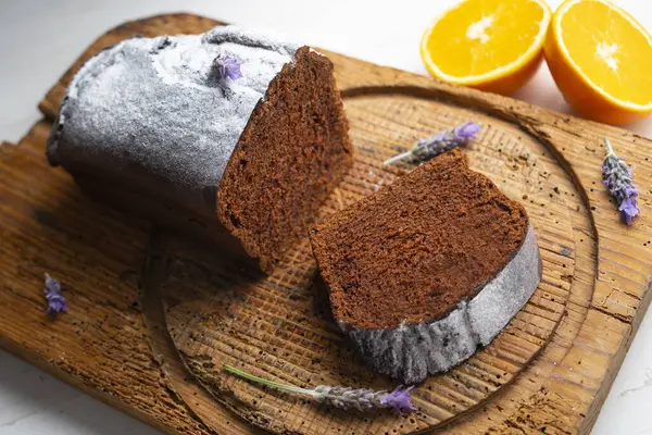 Schokoladenkuchen Mit Orange Und Lavendelblüten Zum Dekorieren — Stockfoto