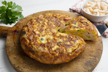 Beyaz fasulye ve kabaktan yapılmış İspanyol patates omleti..
