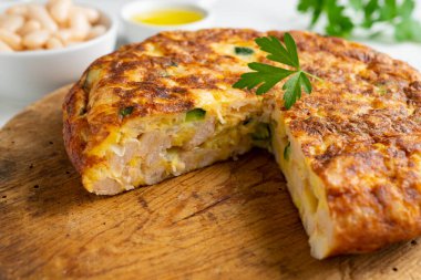 Beyaz fasulye ve kabaktan yapılmış İspanyol patates omleti..