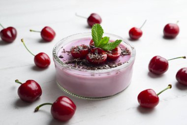 Vişneli panna cotta taze meyve ve rendelenmiş çikolatayla servis edilir..
