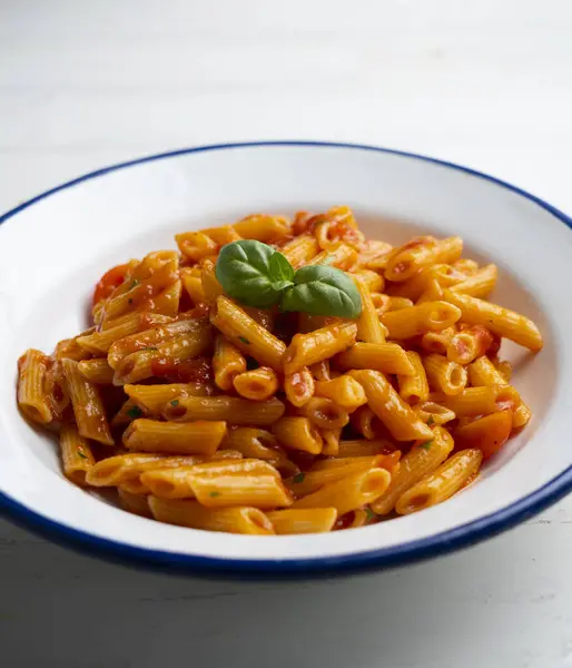 Włoski Makaron Sosem Pomidorowym Bazyliowym — Zdjęcie stockowe