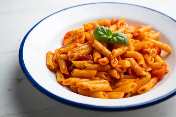 Włoski Makaron Sosem Pomidorowym Bazyliowym — Zdjęcie stockowe