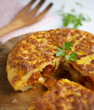 İspanyol patates omleti ve chistorra, Bask ülkesinden geleneksel bir çeşit sucuk..