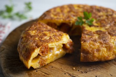 İspanyol patates omleti ve chistorra, Bask ülkesinden geleneksel bir çeşit sucuk..