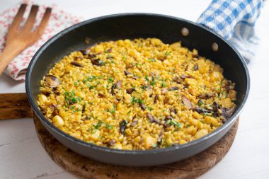 Balık ve mürekkep balıklı pirinç paella, geleneksel İspanyol tarifi..