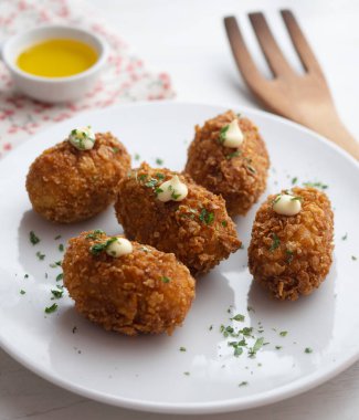 Panko parçalanmış beyaz balık nuggetları biraz mayonez ile servis edilir..