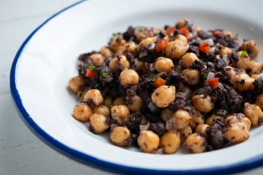 Siyah puding ve kırmızı biberli nohut yahnisi. Barselona 'dan geleneksel tapas.