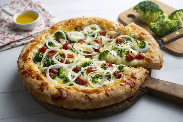 Pizza Napoletana Con Formaggio Cipolla Broccoli Pomodorini — Foto Stock