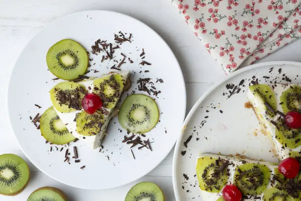 Bolo Iogurte Kiwi Com Uma Base Biscoitos Decorada Com Chocolate — Fotografia de Stock
