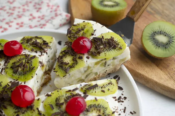 Yogurt Kiwi Cake Cookie Base Decorated Grated Chocolate — Stock Photo, Image