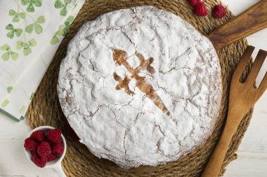 Tarta de Santiago, Galiçya mutfağının en tipik tatlısıdır ve merkezdeki sembolik Santiago Haçı ile kolayca tanınır..