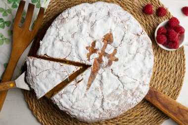 Tarta de Santiago, Galiçya mutfağının en tipik tatlısıdır ve merkezdeki sembolik Santiago Haçı ile kolayca tanınır..