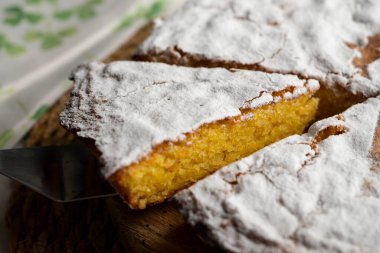 Tarta de Santiago, Galiçya mutfağının en tipik tatlısıdır ve merkezdeki sembolik Santiago Haçı ile kolayca tanınır..