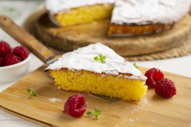 Tarta de Santiago, Galiçya mutfağının en tipik tatlısıdır ve merkezdeki sembolik Santiago Haçı ile kolayca tanınır..