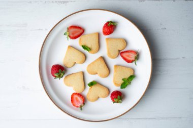 Yıldız ve kalp şekilli çocuklar için tereyağlı kurabiye hazırlıyorum..