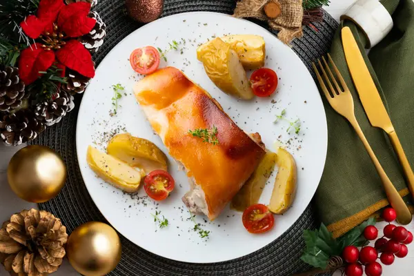 Segovia Γουρουνόπουλο Μαγειρεμένο Στο Φούρνο Μήλα Σερβίρεται Τραπέζι Χριστουγεννιάτικες Διακοσμήσεις — Φωτογραφία Αρχείου