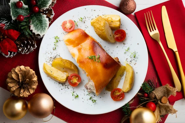 Segovia Γουρουνόπουλο Μαγειρεμένο Στο Φούρνο Μήλα Σερβίρεται Τραπέζι Χριστουγεννιάτικες Διακοσμήσεις — Φωτογραφία Αρχείου